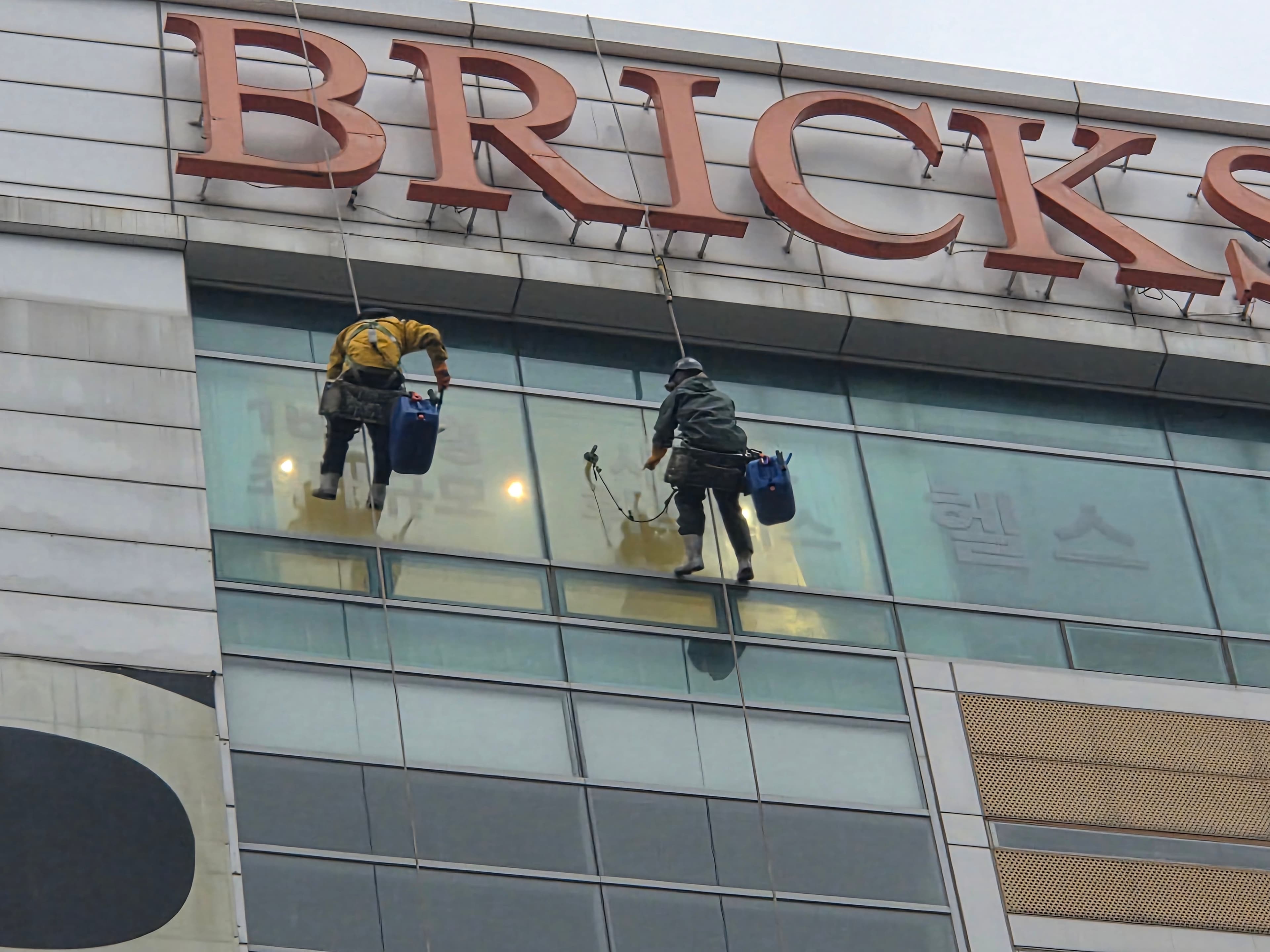 실내에서 본 대형 창호 청소 완료 장면