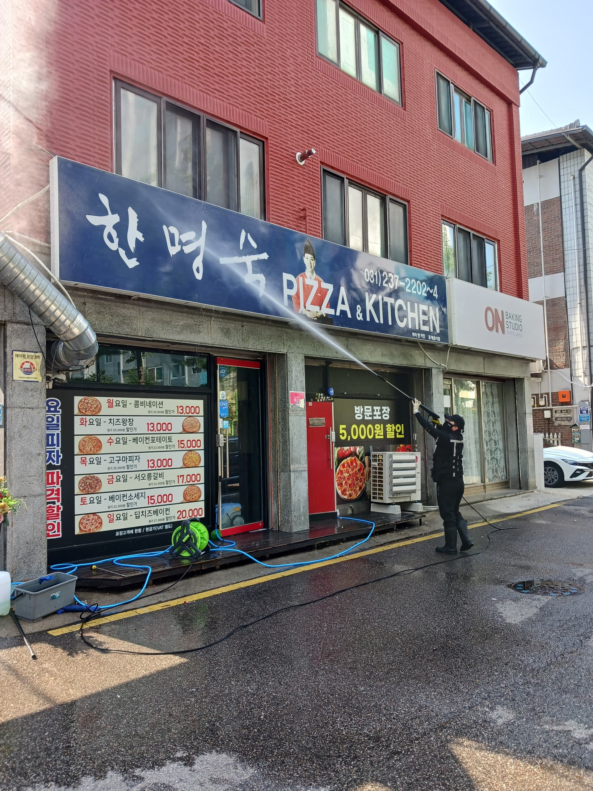 상가 외벽을 세척하는 작업 장면
