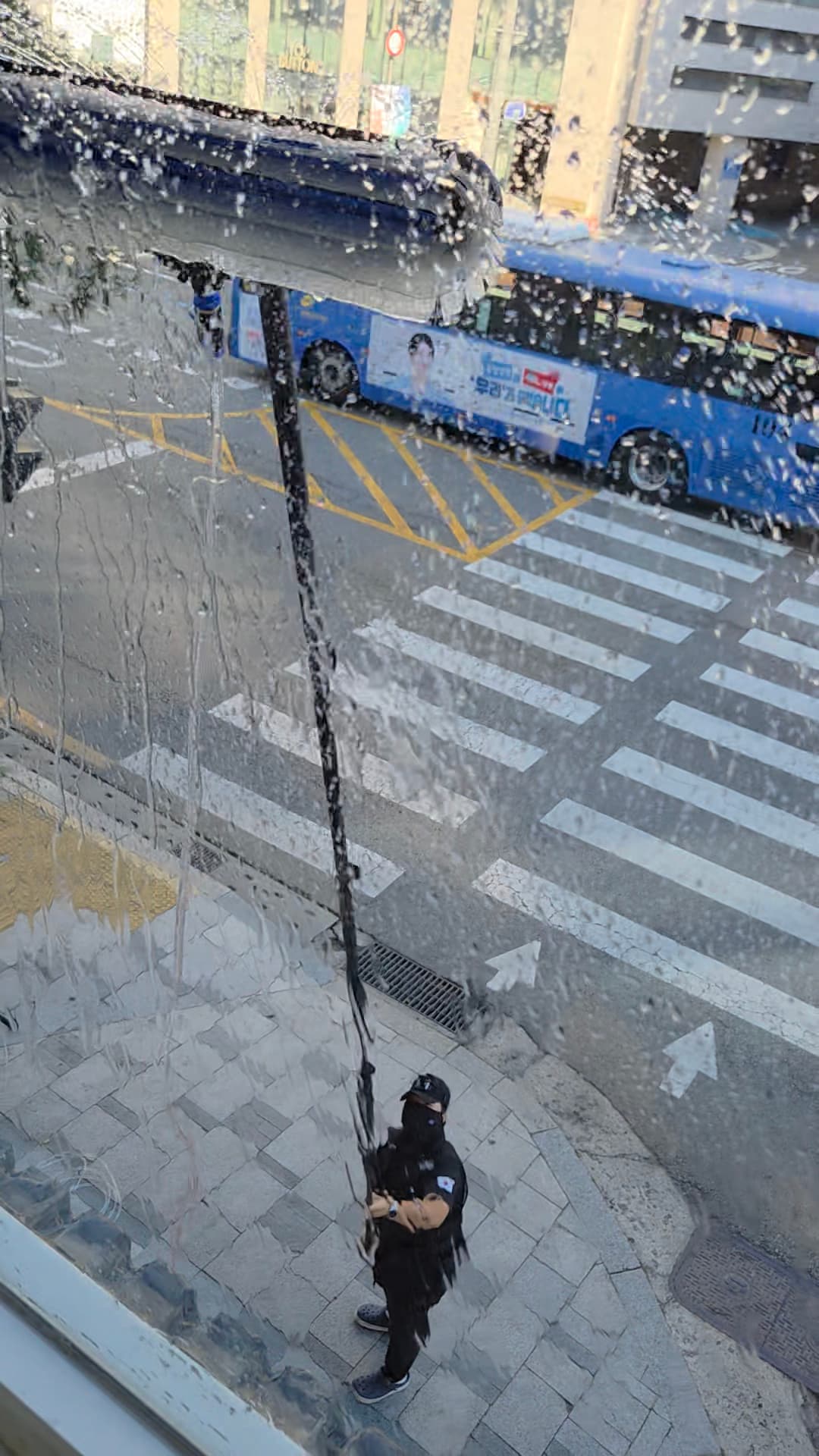 오염된 유리 표면을 청소하는 작업 장면