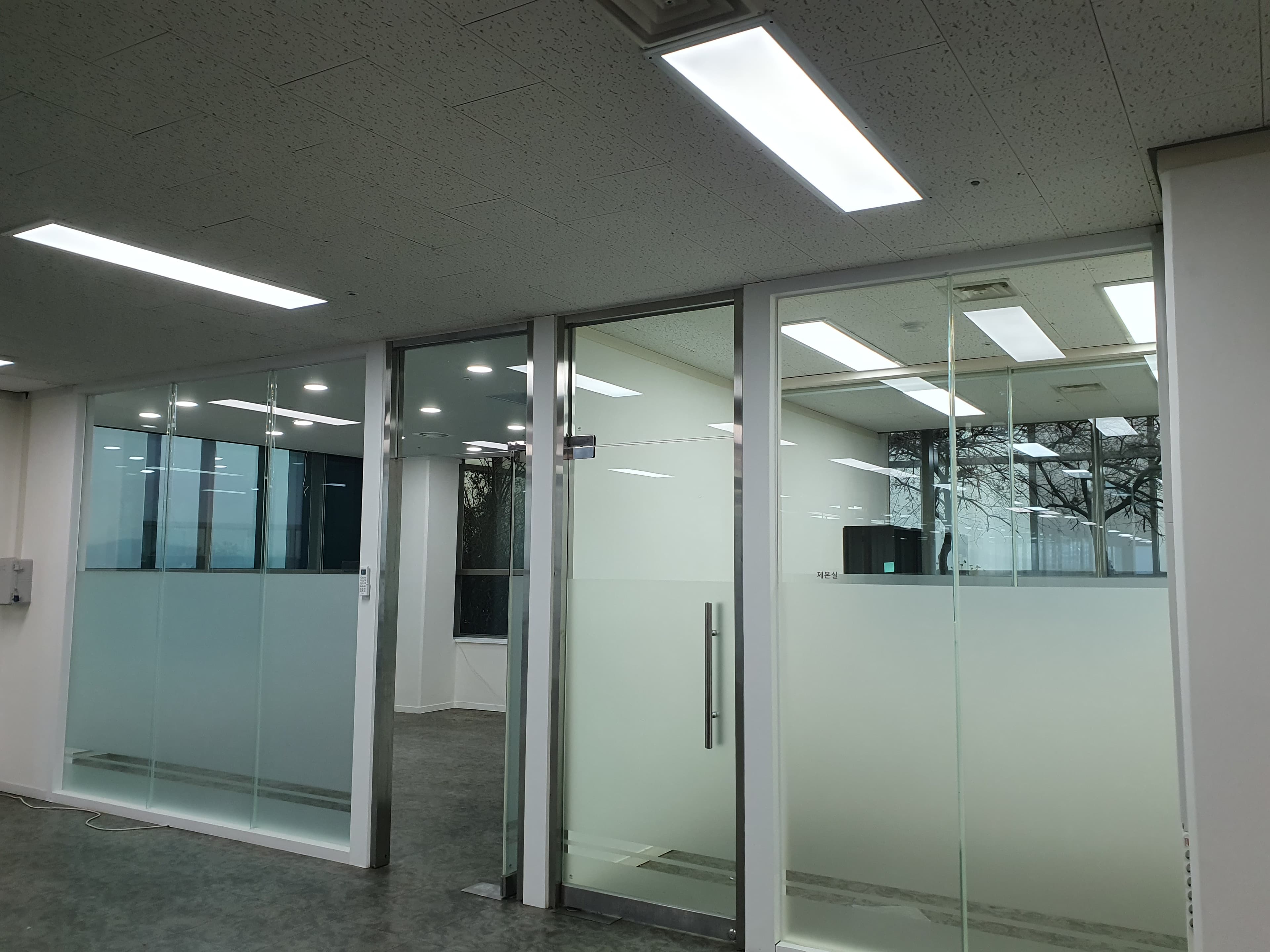 전원주택 창밖 풍경이 선명하게 보이는 장면